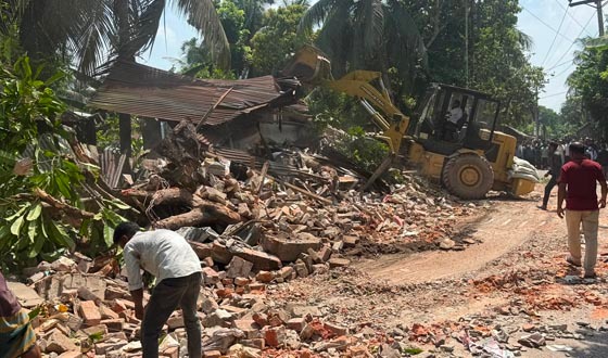 কাউখালী-গড়িয়ারপাড় মহাসড়কে উপরের অবৈধ স্থাপনা উচ্ছেদ