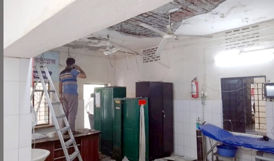 ফুলবাড়ী হাসপাতালের ছাদের প্লাস্টার ভেঙ্গে পড়ে ব্রাদারসহ আহত ৫