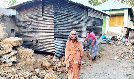 সৈয়দপুরে অসহায় বৃদ্ধার ঘর করে দিলেন শিক্ষক লুৎফর চৌধুরী