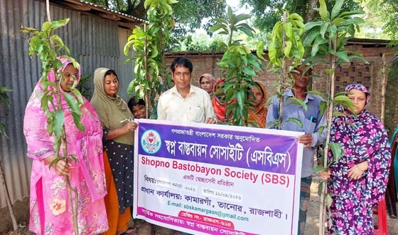 তানোরে জলবায়ু রক্ষায় ও পুষ্টি সমৃদ্ধির লক্ষ্যে গাছের চারা বিতরণ
