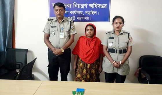 নড়াইলে ইয়াবাসহ স্ত্রী আটক, স্বামী পলাতক