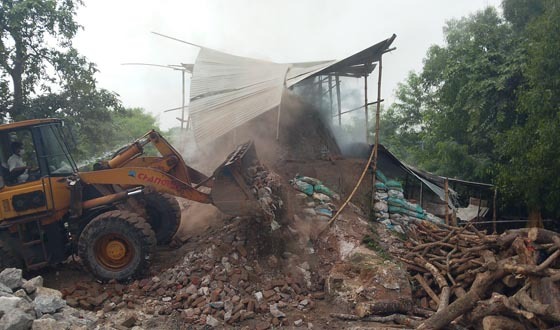 গজারিয়ায় অবৈধ চুনা কারখানা গুঁড়িয়ে দিল প্রশাসন