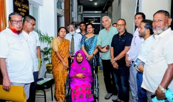 ঝিনাইগাতীর অসহায় প্রতিবন্ধী নারীকে হুইল চেয়ার উপহার