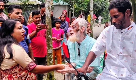 শেরপুরের সেই বৃদ্ধ দম্পতি এবার পেলেন ঘর ও অটো ভ্যান