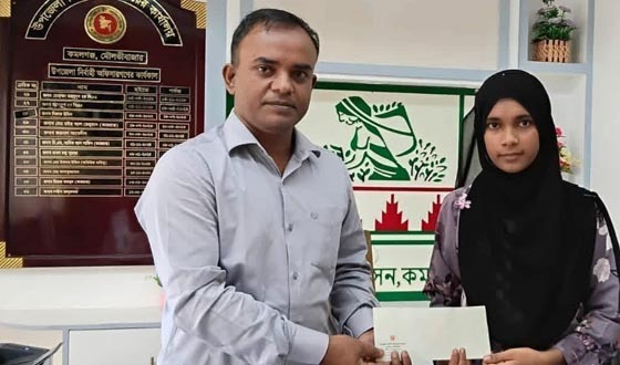 দারিদ্র্য হার মানল মেধার কাছে, রেশমির পাশে দাঁড়ালেন ইউএনও