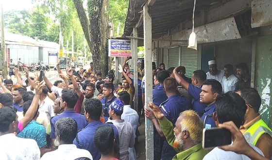 কুড়িগ্রামে সারের দাবীতে সড়ক অবরোধ