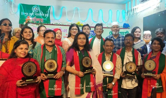 দেশের সাত গুণিব্যক্তির হাতে উঠলো দোনাগাজী পদক