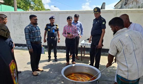 কারাবন্দীদের কল্যাণ ও নিরাপত্তায় জেলা কারাগার পরিদর্শনে জেলা প্রশাসক