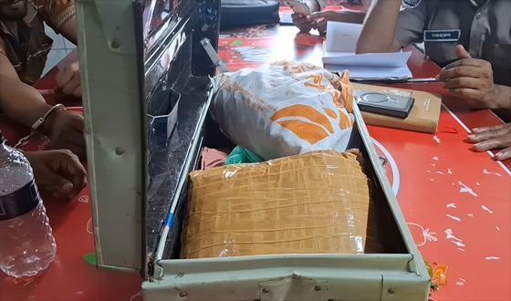 গজারিয়ায় রেস্টুরেন্ট ব্যবসার আড়ালে মাদক বিক্রি, গাঁজাসহ আটক ৩