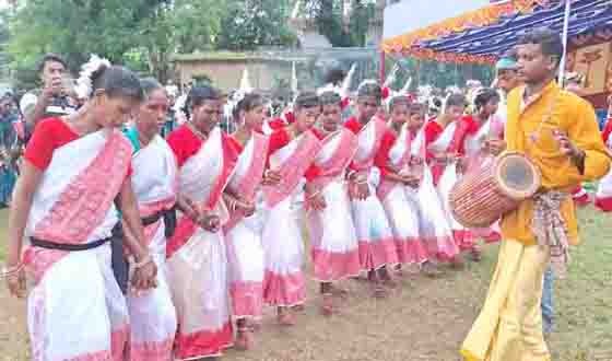 ঢোল-মাদলের ছন্দে মুখরিত ক্ষুদ্র নৃ-গোষ্ঠী সম্প্রদায়ের কারাম উৎসব