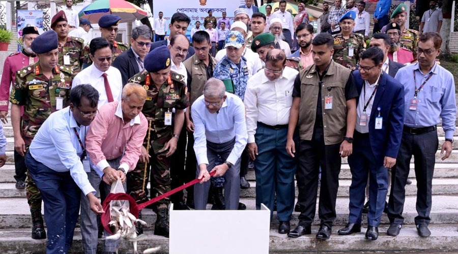বঙ্গভবনের সিংহ পুকুরে ৪০০ কেজি মাছের পোনা অবমুক্ত করলেন রাষ্ট্রপতি