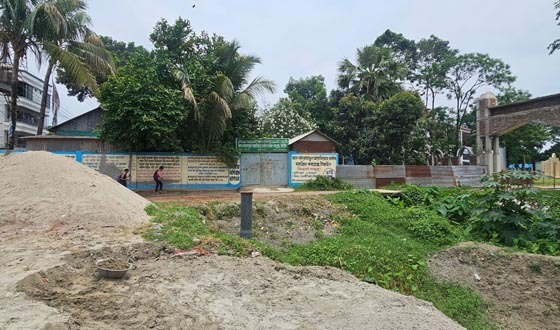 দখলে বিলীন টাঙ্গাইল শহরের প্রাণ শ্যামা বাবুর খাল