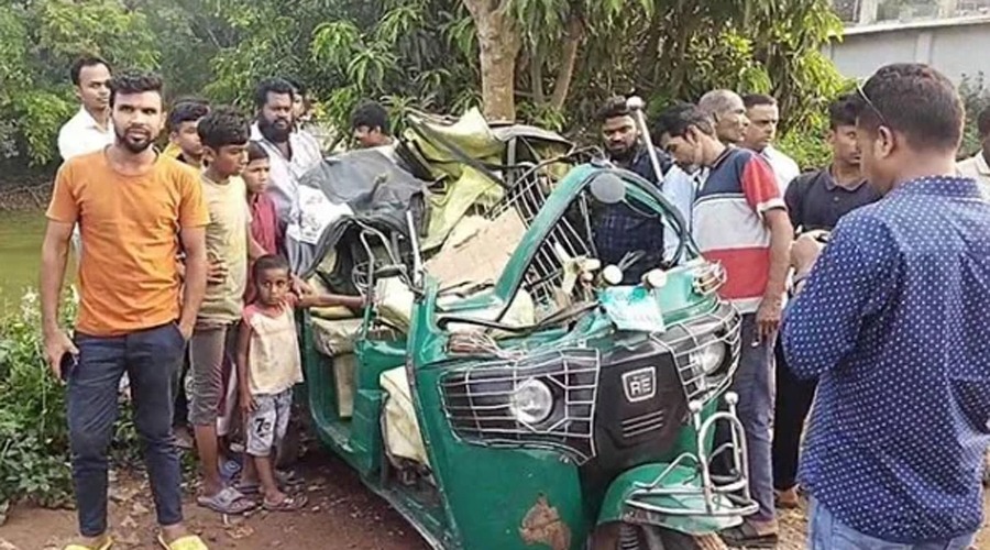 নরসিংদীতে কাভার্ডভ্যানে চাপা পড়ল অটোরিকশা, নিহত ২