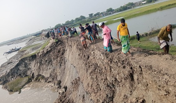 সাতক্ষীরার আশাশুনির খোলপেটুয়া নদীর বেড়িবাঁধে ধস: ভাঙনের শঙ্কা
