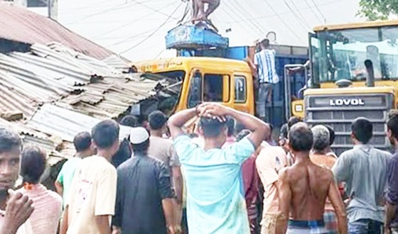 লালমনিরহাটে ট্রাকের ধাক্কায় অটোরিকশার চালকসহ নিহত ৪, আহত ৬