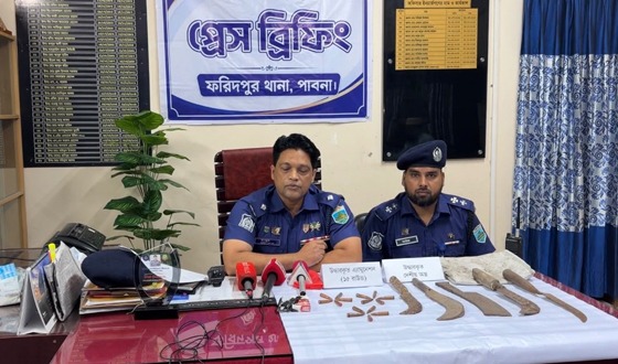 পাবনার ফরিদপুরে বটগাছের নিচে বস্তায় মিলল ১৫ রাউন্ড গুলি, দেশীয় অস্ত্র
