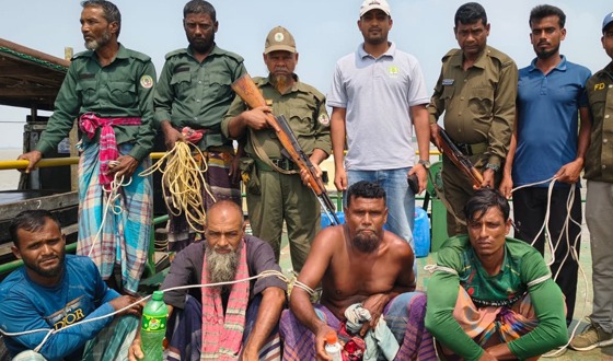 সুন্দরবনে বিষ প্রয়োগে মাছ শিকার ৪ জেলে আটক