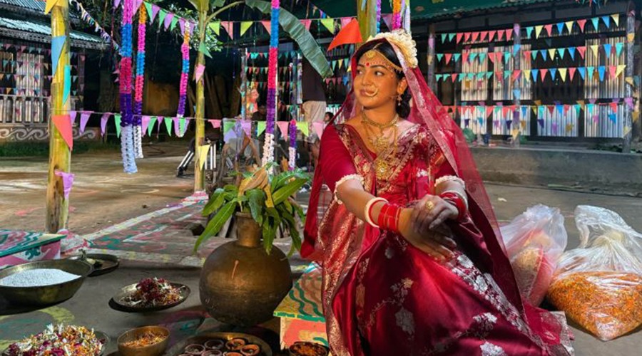 হঠাৎ বিয়ের সাজে ক্যামেরাবন্দি হলেন প্রভা