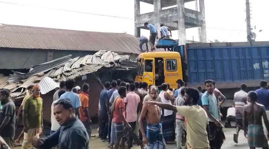 পাটগ্রামে ট্রাকের ধাক্কায় ইজিবাইকের ৩ যাত্রী নিহত