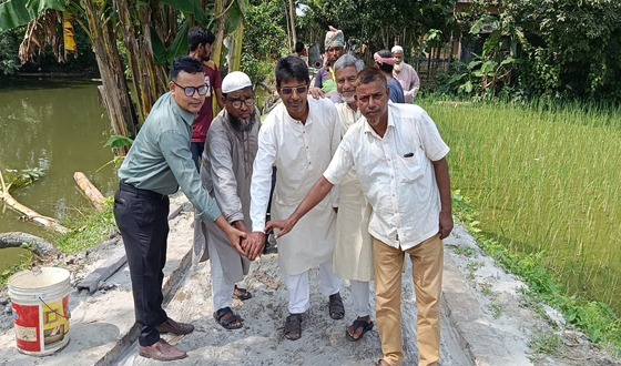 রাজারহাটে ৩ লাখ টাকা ব্যয়ে সড়কে সিসি কাজের উদ্বোধন
