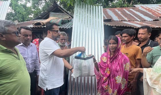 সন্ধ্যা নদীর ভাঙ্গনে বিলীন মন্দির-বসতবাড়ি এলাকা পরিদর্শন করলেন প্রতিমন্ত্রী