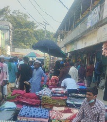 কলমাকান্দার ফুটপাতে জমে উঠেছে শীতবস্ত্রের কেনাকাটা