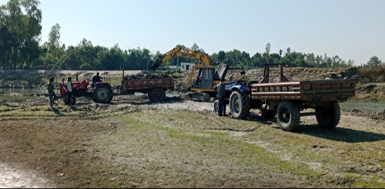 ব্রীজের নিচ থেকে মাটি কেটে বিক্রি