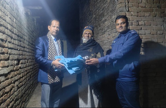 পোরশায় নাইটগার্ডদের মাঝে কম্বল বিতরণ