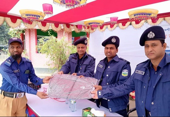 বকশীগঞ্জে গ্রাম পুলিশদের মাঝে শীত বস্ত্র বিতরণ