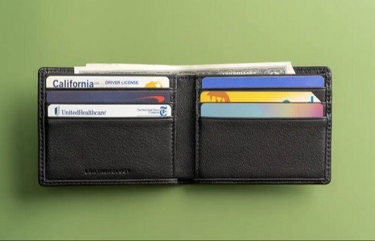 যেসব জিনিস মানিব্যাগে রাখা থেকে বিরত থাকবেন