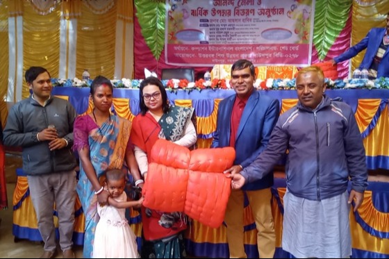 নবাবগঞ্জে শিশুদের মাঝে বড় দিনের উপহার বিতরণ