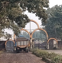 বড়পুকুরিয়ায় পরিত্যক্ত লোহা বিক্রি