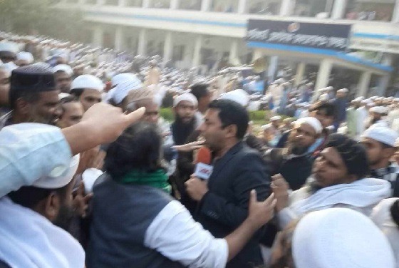 লাইভে জুবায়ের পন্থী বলায় সাংবাদিকদের উপর হামলা