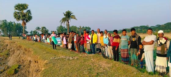 হাতিয়ায় নদীর তীরে দাড়িয়ে ভাঙ্গন রক্ষায় মানববন্ধন