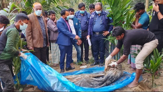 চাঁদপুরে কবর থেকে তোলা হলো নিহত আবুলের মরদেহ