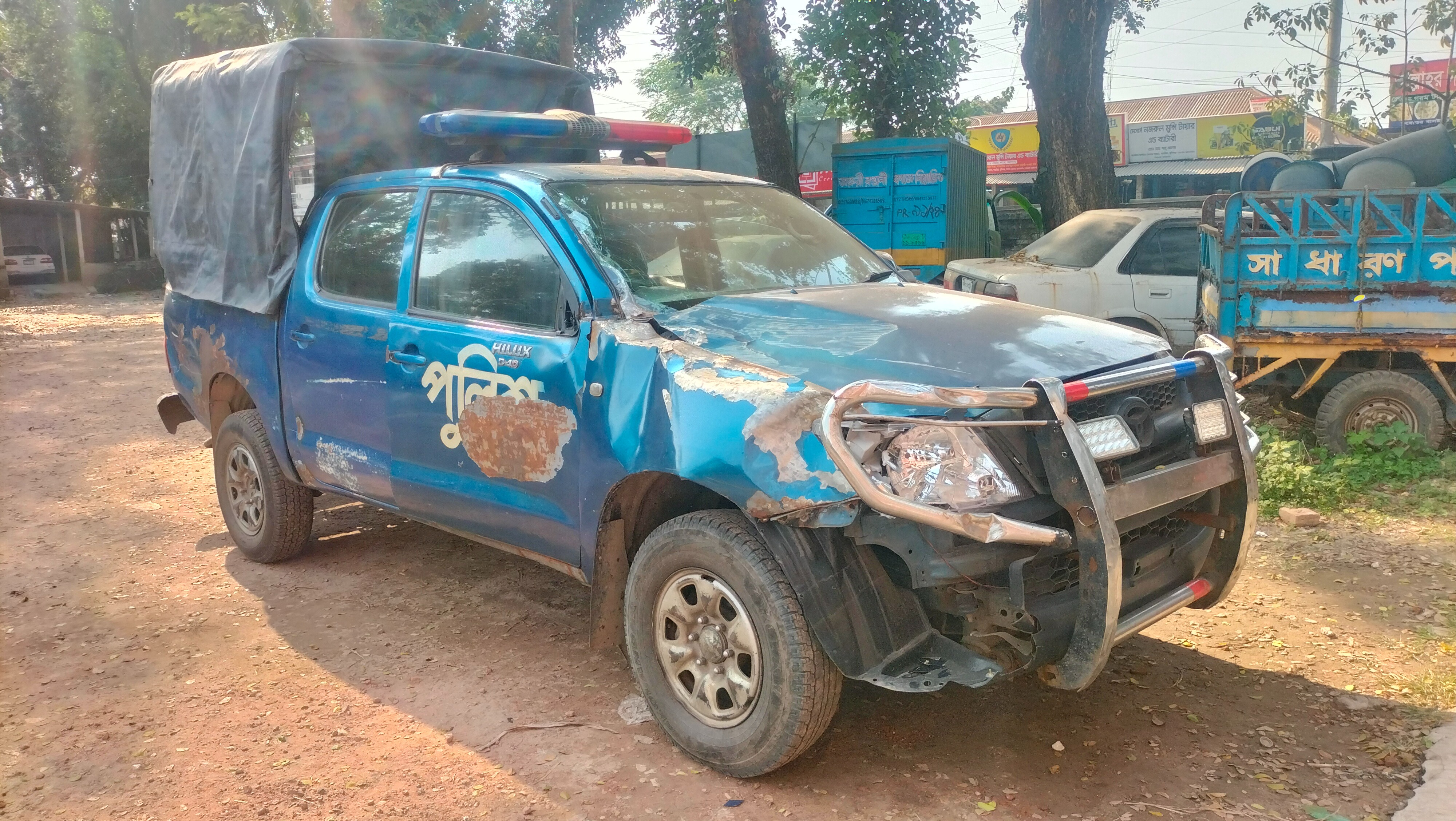 গজারিয়ায় পুলিশের গাড়িতে কভাড়ভ্যানের ধাক্কা আহত ২