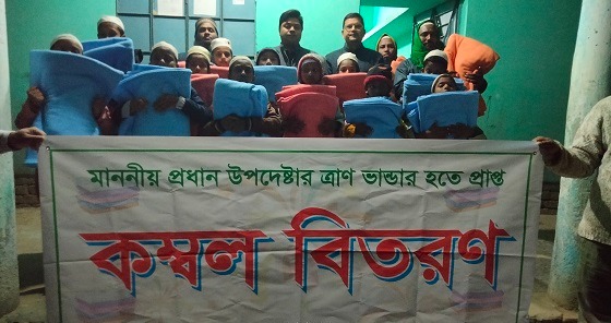 পোরশায় শিক্ষার্থীদের শীতবস্ত্র বিতরণ