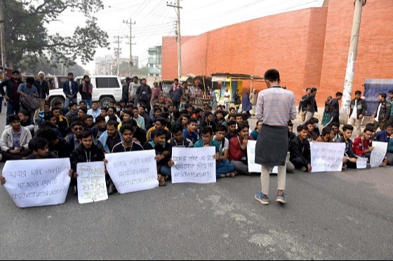 সড়ক অবরোধ করে শিক্ষার্থীদের বিক্ষোভ