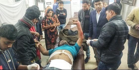 নড়াইলে সাংবাদিককে কুপিয়ে জখম