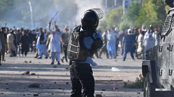 পাকিস্তানে বিক্ষোভে উত্তাল: সেনা মোতায়েন