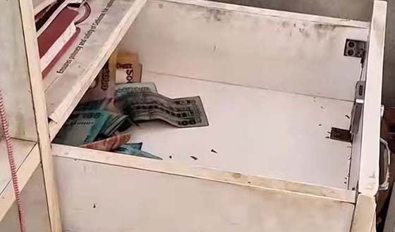 কালীগঞ্জে ওষুধের দোকানে চুরি করে, মালিককে চোরের ফোন!