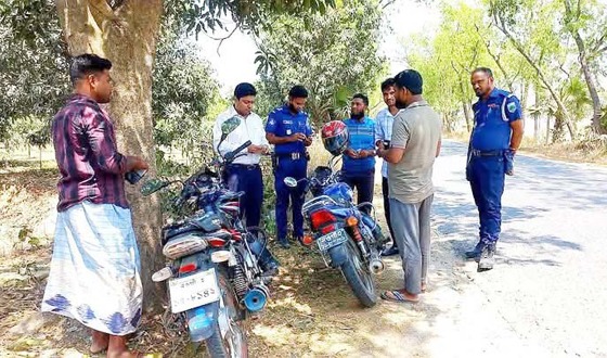 পোরশায় সড়কে দুর্ঘ্যটনা রোধে ভ্রাম্যমাণ অভিযান পরিচালা