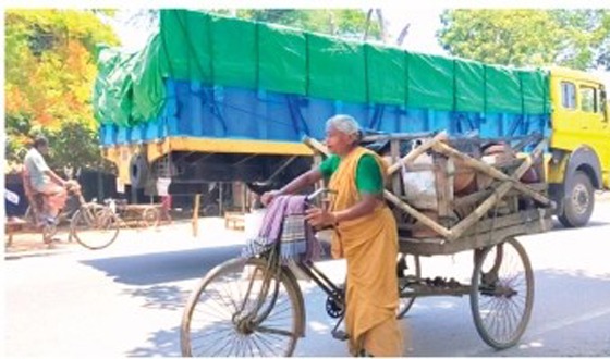কালীগঞ্জে জীবন সায়াহ্নে লড়াই থামছে না মনিমালার