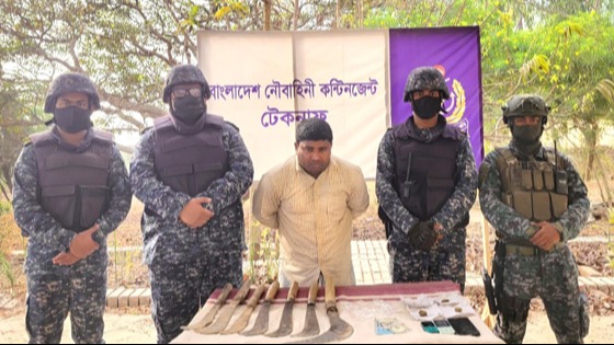 উখিয়ায় ক্রিস্টাল ম্যাথ মাদক ও দেশীয় অস্ত্রসহ মাদক ব্যবসায়ী আটক