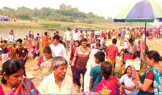 পাকুন্দিয়ায় ব্রহ্মপুত্র নদে অষ্টমী স্নানে পুণ্যার্থীর ঢল