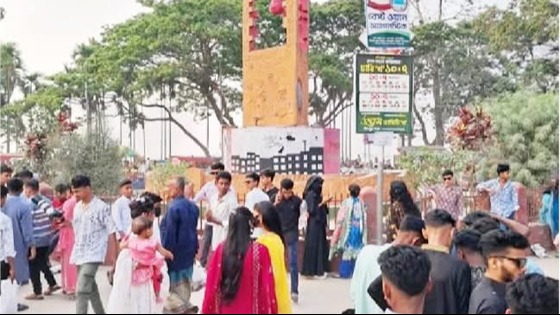 চাঁদপুর তিন নদীর মিলনস্থল বিনোদন কেন্দ্রে ঈদ আনন্দে মেতেছেন দর্শনার্থীরা