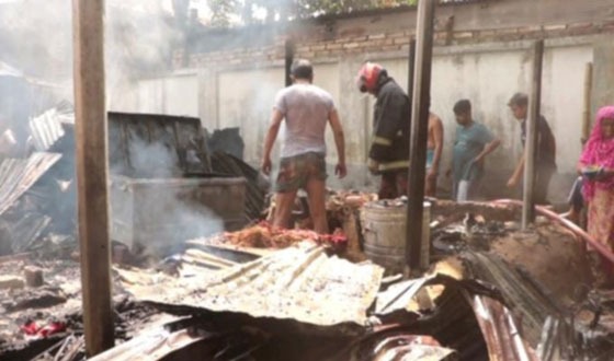 মসজিদের জায়গায় বসবাস, আগুনে পুড়ে বাড়ি হারিয়ে হলেন নিঃস্ব