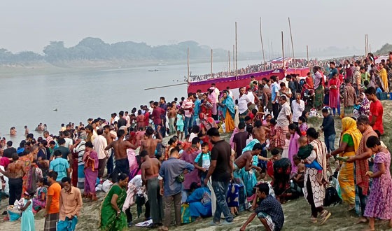 হোসেনপুরে অষ্টমী স্নানে লাখো পূণ্যার্থীর ঢল