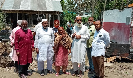 কাপাসিয়ায় আগুনে পুড়ে যাওয়া বাড়ি পরিদর্শনে বিএনপি নেতৃবৃন্দ