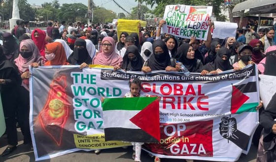 ফিলিস্তিনে ইসরাইলিদের হামলার প্রতিবাদে চাঁদপুরে শিক্ষার্থীদের বিক্ষোভ মিছিল